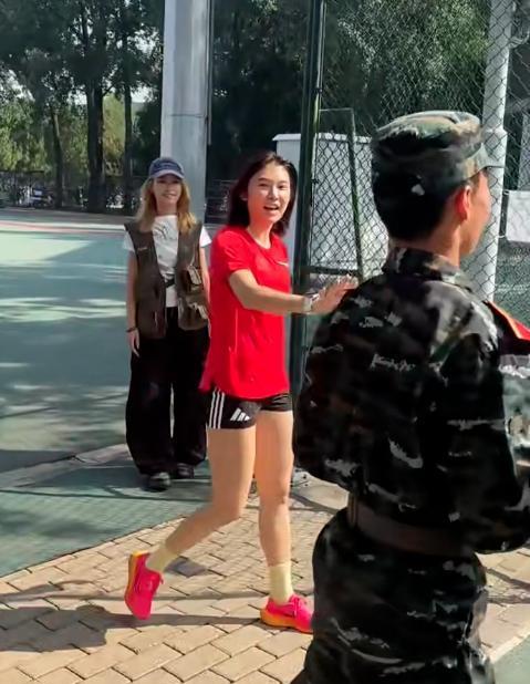 吴艳妮现身, 妮确实是目, https